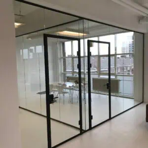 Glazen wand met deur op maat – inclusief profielen en aluminium deurkader