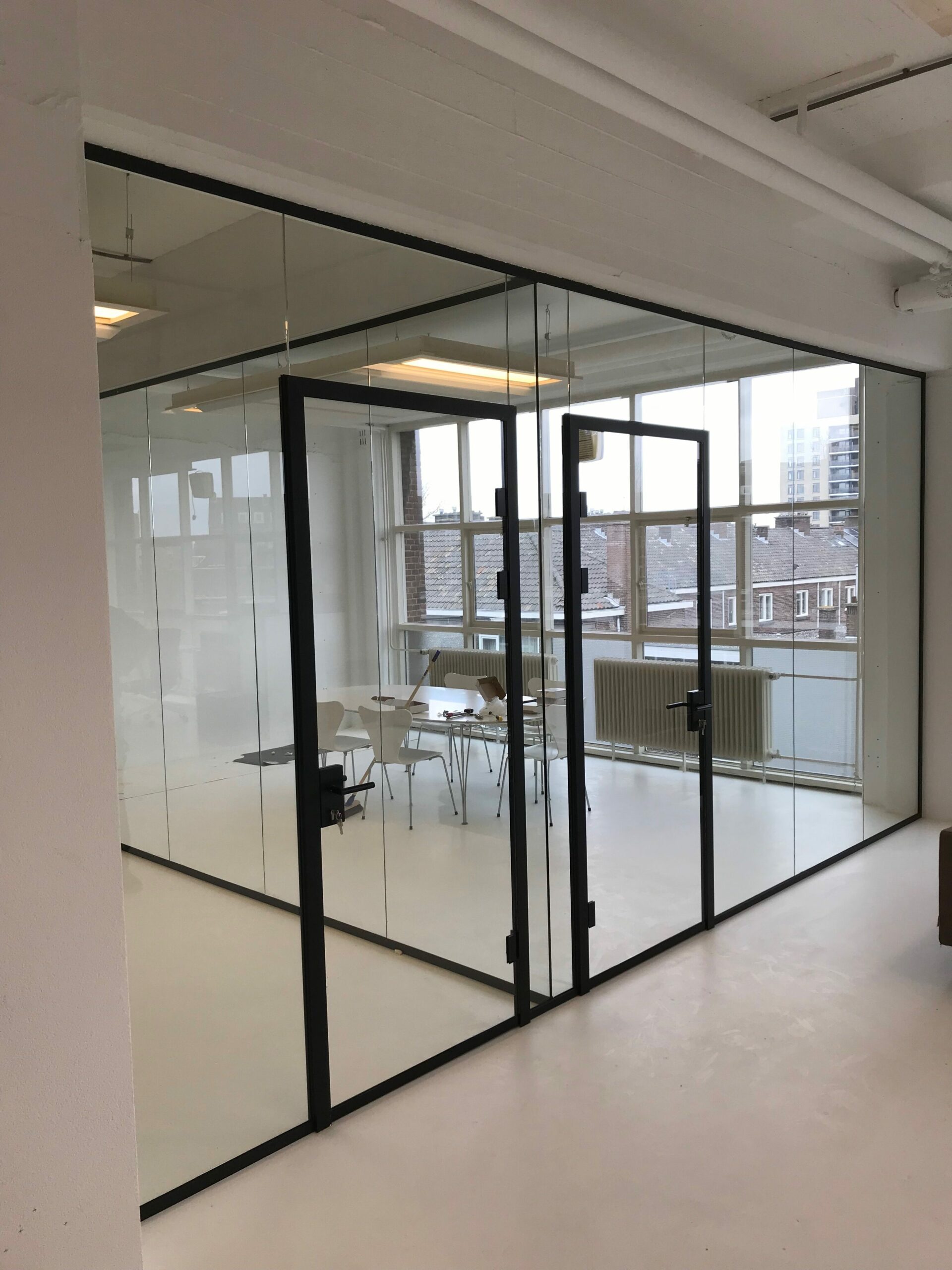 Deurkader voor glazen deur. Op maat gemaakt - Alu, Mat Zwart, RVS effect 12 Glazen wand met deurkader