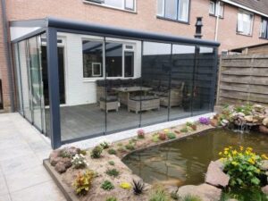 Alternative view of Grijs getinte glazen schuifwand – Complete glasschuifwand