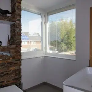 ScreenLine jaloezieën tussen glas in een badkamer